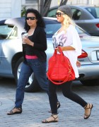 Кристина Агилера (Christina Aguilera) At son Max's Santa Monica preschool in Los Angeles April 1, 2011 - 8xHQ 351b6f210988694
