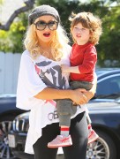 Кристина Агилера (Christina Aguilera) At son Max's Santa Monica preschool in Los Angeles April 1, 2011 - 8xHQ C227a1210988293