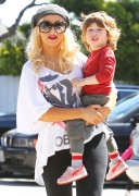 Кристина Агилера (Christina Aguilera) At son Max's Santa Monica preschool in Los Angeles April 1, 2011 - 8xHQ Df4d00210988050