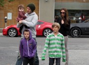 Виктория и Дэвид Бекхэм (David, Victoria Beckham) на ланче с детьми (17 марта 2012) (24xHQ) 1aa6bb217154659