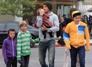 Виктория и Дэвид Бекхэм (David, Victoria Beckham) на ланче с детьми (17 марта 2012) (24xHQ) C06410217155278