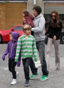 Виктория и Дэвид Бекхэм (David, Victoria Beckham) на ланче с детьми (17 марта 2012) (24xHQ) Efe562217153877