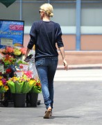 Шарлиз Терон (Charlize Theron) at Bristol Farms in Beverly Hills - May 28-2011 (26xHQ) 1d2fcc217258240
