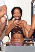 Рианна (Rihanna) на отдыхе в Ст.Тропе, 21.07.12 (19xHQ) 25aac8218732743