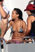 Рианна (Rihanna) на отдыхе в Ст.Тропе, 21.07.12 (19xHQ) 30aba9218732395