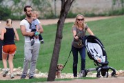 Натали Портман (Natali Portman) and her family take a walk in the park in Austin October 3, 2012 (10xHQ) A980b7218756399