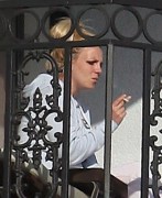 Бритни Спирс (Britney Spears) курит на балконе (12xHQ) 17d740218762871