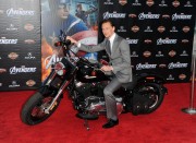 Том Хиддлстон (Tom Hiddleston) на премьере фильма The Avengers в Лос Анжелесе, 11.04.12 (8xHQ) 3ba15d220143887