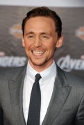 Том Хиддлстон (Tom Hiddleston) на премьере фильма The Avengers в Лос Анжелесе, 11.04.12 (8xHQ) 77f3ce220143573