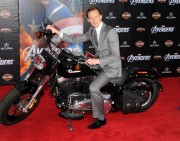 Том Хиддлстон (Tom Hiddleston) на премьере фильма The Avengers в Лос Анжелесе, 11.04.12 (8xHQ) Dba4da220143971