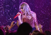 Тейлор Свифт (Taylor Swift) performs Onstage during KIIS FM's 2012, Live, 01.12.12 - 149xHQ 0fe999223675724