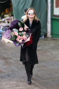 Джери Холливелл (Geri Halliwell) 2013-02-14 buying roses in London (24xHQ) 236ecd237725507