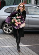 Джери Холливелл (Geri Halliwell) 2013-02-14 buying roses in London (24xHQ) F7df9c237725851