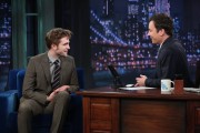 Роберт Паттинсон (Robert Pattinson) Late Night With Jimmy Fallon, 08.11.12 (36xHQ) 3ec77d237771164