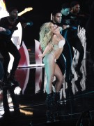 Лэди Гага (Lady Gaga) 2013-08-25 MTV Video Music Awards Performance  Audience (51xHQ) 1ca326276265021