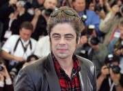 Бенисио Дель Торо (Benicio Del Toro) Cannes Film Festival - 'Sin City' Photocall (18 May 2005) (79xHQ) 49876d278579015
