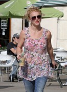 Бритни Спирс (Britney Spears) out for Coffee at Starbucks in Calabasas (October 27 2010) - 22хHQ F279d2282743710