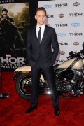 Том Хиддлстон (Tom Hiddleston) на премьере фильма Тор Царство тьмы в Америке, 04.11.13 - 39xHQ 016dcd286982061