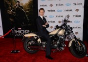 Том Хиддлстон (Tom Hiddleston) на премьере фильма Тор Царство тьмы в Америке, 04.11.13 - 39xHQ 8b0df7286981787