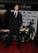 Том Хиддлстон (Tom Hiddleston) на премьере фильма Тор Царство тьмы в Америке, 04.11.13 - 39xHQ A033db286982021