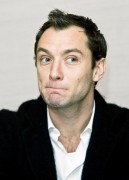 Джуд Лоу (Jude Law) Sherlock Holmes, Photocall, New York City, 11.23.2009 (63xHQ) 3adf70288253032