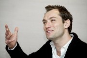 Джуд Лоу (Jude Law) Sherlock Holmes, Photocall, New York City, 11.23.2009 (63xHQ) 3f640d288253237