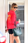 Тейлор Свифт (Taylor Swift) out and about candids in Los Angeles, 27.10.2013 (9xHQ) 1cfb7b288336837