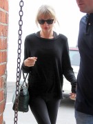 Тейлор Свифт (Taylor Swift) - out and about candids in Hollywood, October 26, 2013 (16xHQ) 33bc35288336790