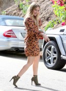 Хилари Дафф (Hilary Duff) out and about candids in Los Angeles, 29.10.2013 - 22xHQ 636205288336514