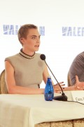 Кара Делевинь (Cara Delevingne) 'Valerian and the City of a Thousand Planets' Press Conference (Four Seasons Hotel, California, June 30, 2017) Cddcfb556136163