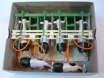 ** BRITAINS 4710 VINTAGE FARM MILKING PARLOUR TOY NEAR MINT BOXED RARE ...